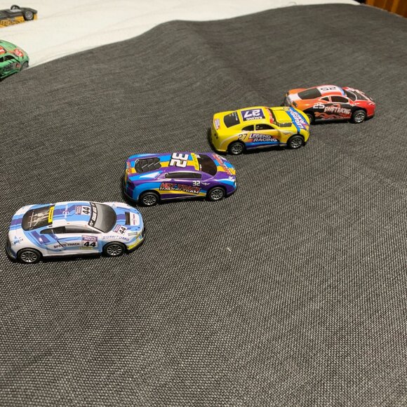 Lot of 12 Pull Back Assorted Race Cars - Picture 4 of 7